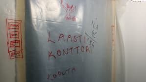 Työmaahuumoria Puistokoulun remontissa helmikuussa 2012.