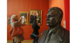Janukovitšilta takavarikoituja maalauksia ja taideaarteita museossa.