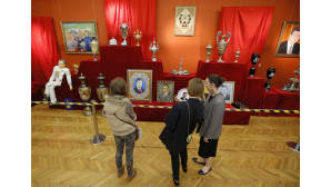 Janukovitšilta takavarikoituja maalauksia ja taideaarteita museossa.
