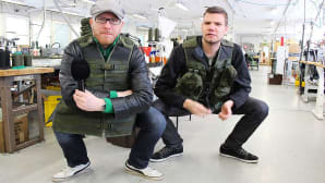 Mikko Maasola ja varatoimitusjohtaja Elmo Valkeinen testaavat farkkujen saumojen kestävyyttä "slaavikyykyssä".