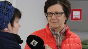 Heli Kaski jututtaa Anita Halmetta.