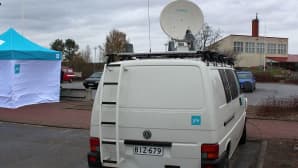 Yle-teltta, ääniauto ja Toppilan koulu.