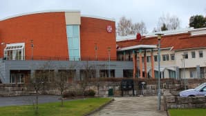Karstulan kunnantalon nimi on Himmeli. Vanhassa kunnantalossa toimii pienyrityskeskus Kuhilas.