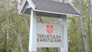 Karstula kyltti "tervetuloa Karstulaan" tien laidassa.