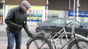 Mikko Maasola tutkii polkupyörää.