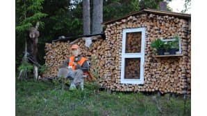 Tienvarteen lomalaisten iloksi rakennettu tilataideteos.