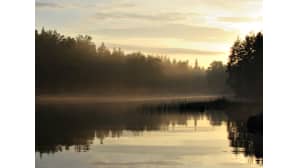 Aurinko laskee mökillä Vesijaolla Padasjoella