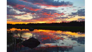 Auringonlasku veden äärellä.