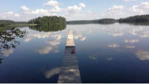 Laituri järvimaisemassa