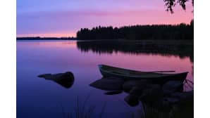 Järvimaisema auringonlaskun aikaan