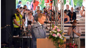 Presidentti Sauli Niinistö puhuu Kaustisen kansanmusiikkijuhlilla.