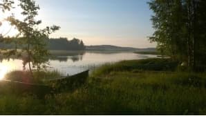 Veneitä järven rannassa
