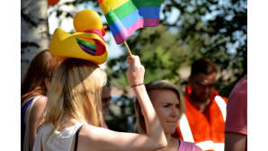 Kuvassa on Pietarsaaren Jeppis Pride-kulkueeseen osallistuneita ihmisiä.