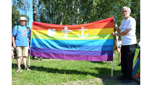 Kuvassa on Pietarsaaren Jeppis Pride-kulkueeseen osallistuneita ihmisiä.