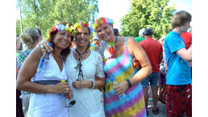Kuvassa on Pietarsaaren Jeppis Pride-kulkueeseen osallistuneita ihmisiä.