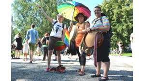 Kuvassa on Pietarsaaren Jeppis Pride-kulkueeseen osallistuneita ihmisiä.