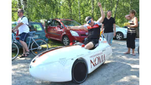 Kuvassa on Pietarsaaren Jeppis Pride-kulkueeseen osallistuneita ihmisiä.