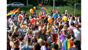 Kuvassa on Pietarsaaren Jeppis Pride-kulkueeseen osallistuneita ihmisiä.