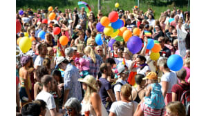 Kuvassa on Pietarsaaren Jeppis Pride-kulkueeseen osallistuneita ihmisiä.