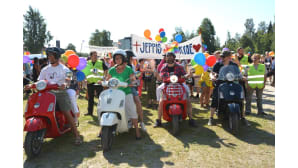 Kuvassa on Pietarsaaren Jeppis Pride-kulkueeseen osallistuneita ihmisiä.