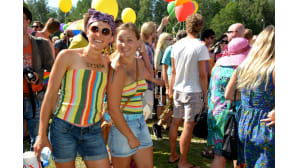 Kuvassa on Pietarsaaren Jeppis Pride-kulkueeseen osallistuneita ihmisiä.