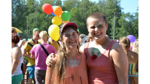 Kuvassa on Pietarsaaren Jeppis Pride-kulkueeseen osallistuneita ihmisiä.