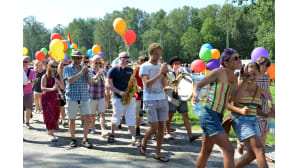 Kuvassa on Pietarsaaren Jeppis Pride-kulkueeseen osallistuneita ihmisiä.