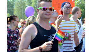 Kuvassa on Pietarsaaren Jeppis Pride-kulkueeseen osallistuneita ihmisiä.
