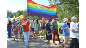 Kuvassa on Pietarsaaren Jeppis Pride-kulkueeseen osallistuneita ihmisiä.