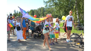 Kuvassa on Pietarsaaren Jeppis Pride-kulkueeseen osallistuneita ihmisiä.