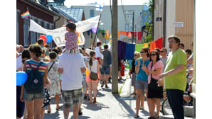 Kuvassa on Pietarsaaren Jeppis Pride-kulkueeseen osallistuneita ihmisiä.