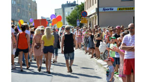 Kuvassa on Pietarsaaren Jeppis Pride-kulkueeseen osallistuneita ihmisiä.