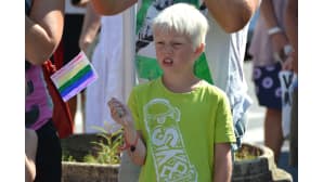 Kuvassa on Pietarsaaren Jeppis Pride-kulkueen yleisössä ollut poika.