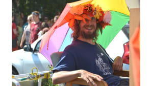 Kuvassa on Pietarsaaren Jeppis Pride-kulkueeseen osallistuneita ihmisiä.