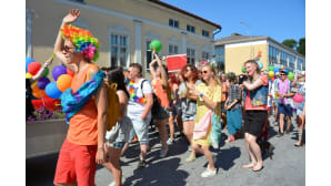 Kuvassa on Pietarsaaren Jeppis Pride-paraatiin osallistuneita.