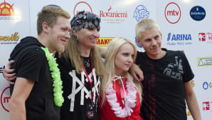 Festivaalipäällikkö Samuli "Sime" Yliaska poseeraa festarivieraiden kanssa.