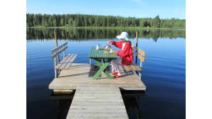 Aamupala mökkilaiturilla