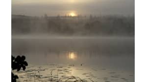 Aurinko nousee Maatianjärvellä, Korpilahdella 25.8.2014.
