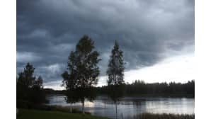 Mustia pilviä taivaalla.