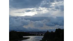 Tummia pilviä Jyväskylän taivaalla