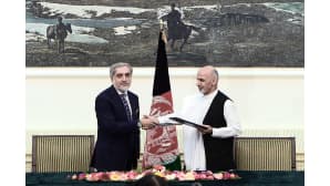 Afganistanin presidenttiehdokkaat Ashraf Ghani Ahmadzai (oik.) ja Abdullah Abdullah (vas.) kättelivät allekirjoitettuaan vallanjakosopimuksen presidentin palatsissa Kabulissa 21. syyskuuta 2014.