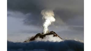 Tungurahua-tulivuori aktiivisena.