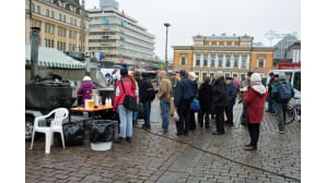 Ihmisiä hernekeittopisteellä torilla
