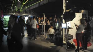 Startup-yritykset esittelevät kävijöille ideoitaan omilla esittelypisteillään.