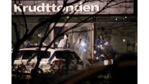 Rikospaikkatutkijat analysoivat ammuskelun jälkiä.