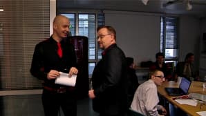 Yle Pohjanmaan toimituksessa kulutettiin aikaa omia esikarsintasuorituksia odotellessa.