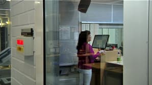 Mervi Uimonen radiohaastattelussa Yle Pohjanmaan studiossa.