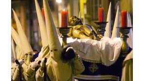 Katuvaisten veljeskunta (Penitent Brotherhood of Lying Jesus) osallistui kiirastorstain kulkueeseen Zamorassa, Länsi-Espanjassa.