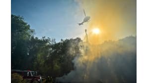 Helikopteri sammuttamassa metsäpaloa Kaliforniassa Yhdysvalloissa.