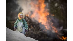 Pääsiäiskokko palaa pääsiäistapahtumassa Vetelin Pulkkisessa lankalauantaina 4. huhtikuuta 2015. Lankalauantai oli vanhojen uskomusten mukaan vuoden huonomaineisin ilta, jolloin pahat voimat olivat liikkeellä. Kokkoja poltettiin noitien ja pahojen henkien karkottamiseksi.